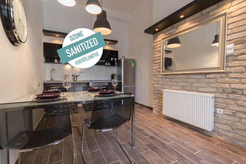 Luxury Apartment By Hi5-Varoshaz Suite Budapest Luaran gambar